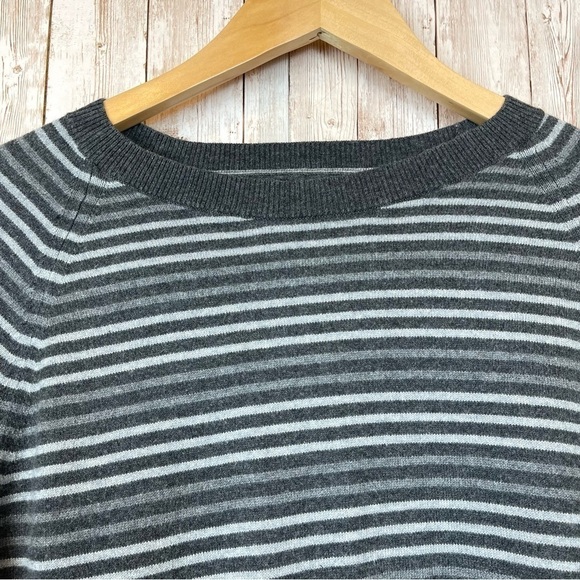 Banana Republic Long Sleeve Striped Silk & Cashmere Blend Sweater Size Medium - Picture 2 of 7